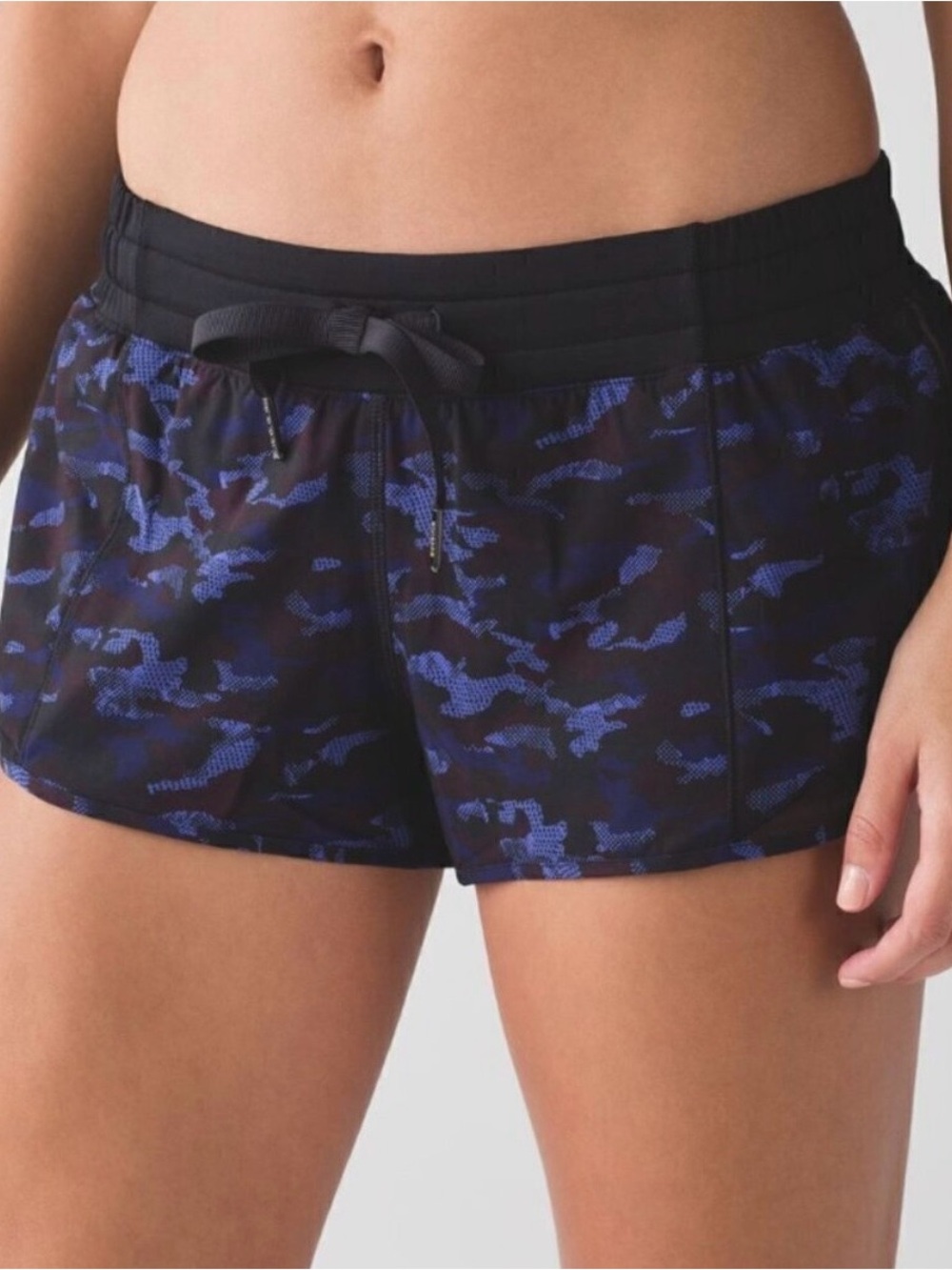 Lululemon Black & Blue Camo Hotty Hot Shorts size 4